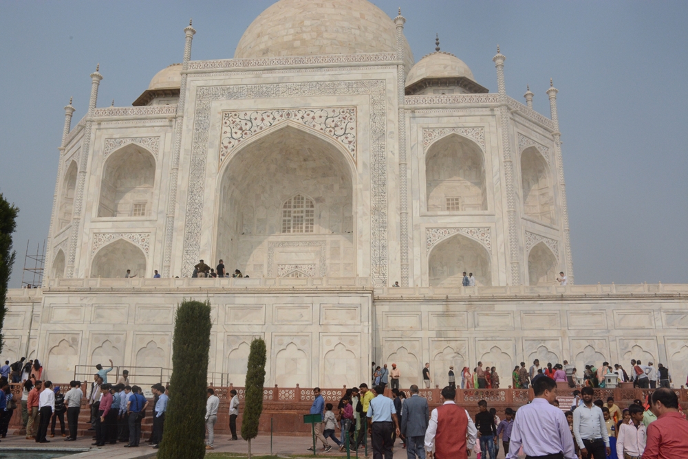 Trung tâm của Taj Mahal nhìn từ xa, nơi đặt thi hài người vợ thứ 3 của vua Shah Jahan. Toàn bộ tòa tháp khu lăng mộ này được xây dựng bằng đá cẩm thạch và nhiều loại đá quý khác, nhiều chi tiết được dát vàng.